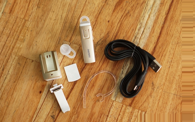 Bluetooth Remax T6C cho phép kết nối mọi điện thoại hiện nay. Kết nối cùng lúc 2 điện thoại và nghe nhạc từ một trong 2 máy Bluetooth Remax T6C cho phép kết nối mọi điện thoại hiện nay. Kết nối cùng lúc 2 điện thoại và nghe nhạc từ một trong 2 máy