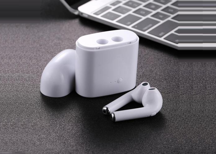 Hộp phụ kiện đi kèm là thiết bị bảo quản tai nghe khi bạn không sử dụng. Nó sẽ cung cấp thêm 2 - 3 lần sạc nhồi liên tục cho tai nghe Hộp phụ kiện đi kèm là thiết bị bảo quản tai nghe khi bạn không sử dụng. Nó sẽ cung cấp thêm 2 - 3 lần sạc nhồi liên tục cho tai nghe