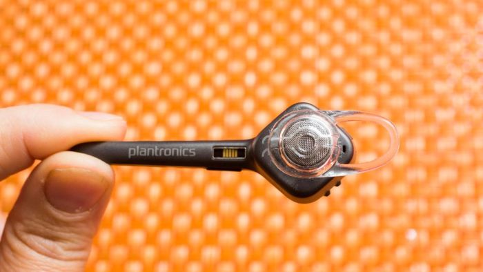 trên thân míc thu âm được tích hợp 4 míc thu âm giống Plantronics 5200 trên thân míc thu âm được tích hợp 4 míc thu âm giống Plantronics 5200