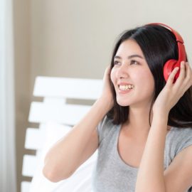 Những điểm mạnh hơn của tai nghe có dây và tai nghe không dây;