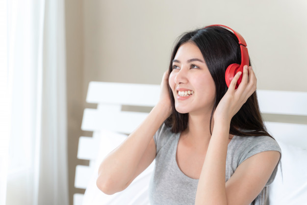 Những điểm mạnh hơn của tai nghe có dây và tai nghe không dây